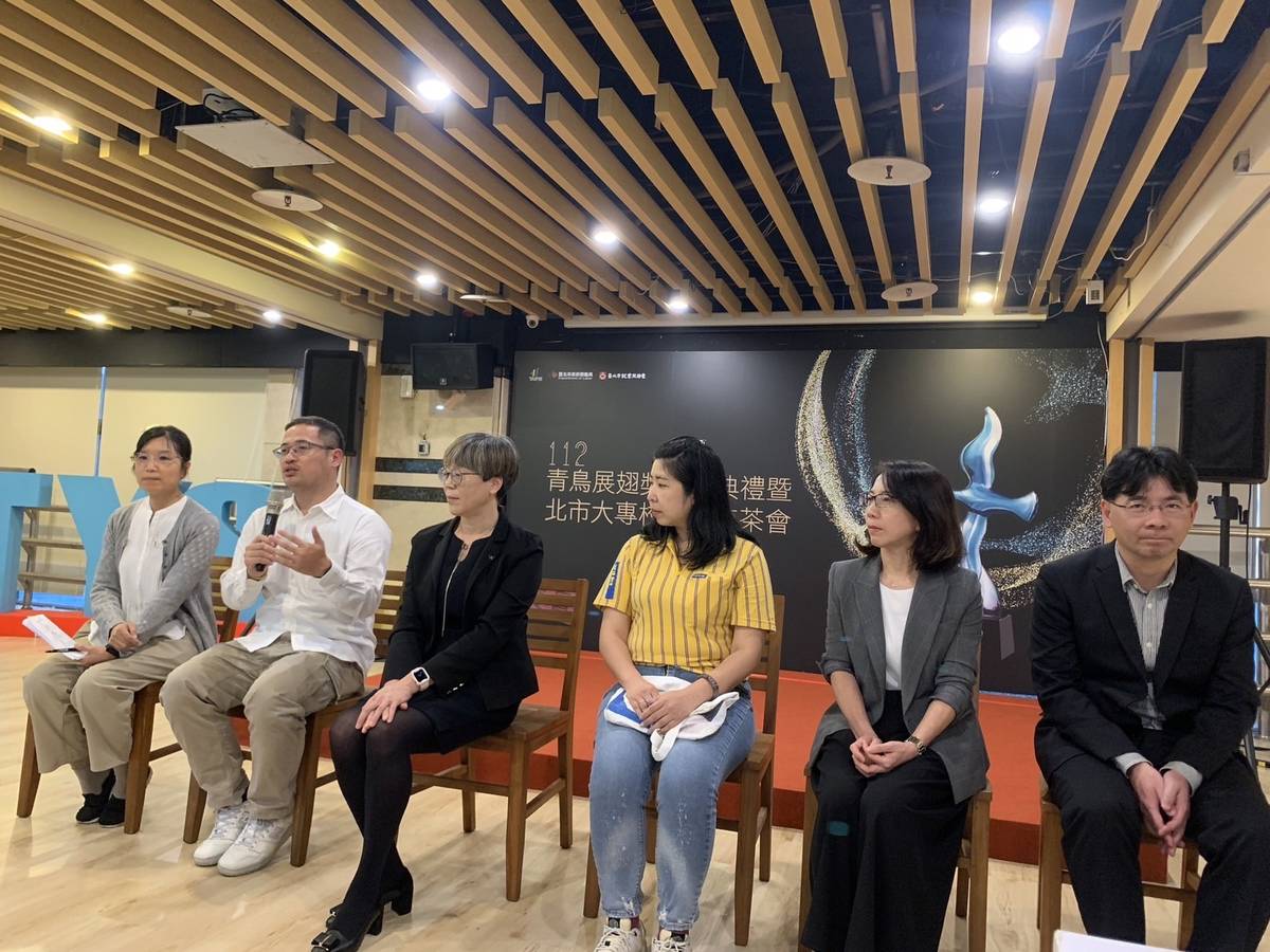 企業單位代表說明實習生用人分享，讓學校及學生深入了解職場需求與實際實習內容