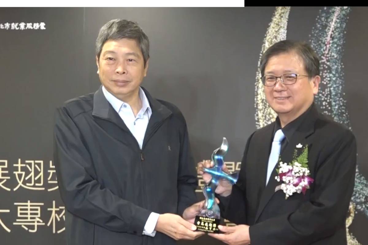 臺北商業大學校長任立中(右)表示，學生透過學習能將課本知識活用在職場上

