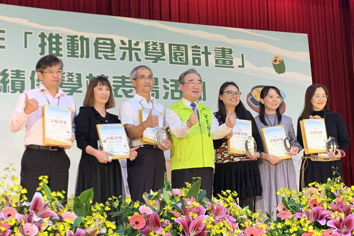 農糧署胡忠一署長(中)與績優學校合影