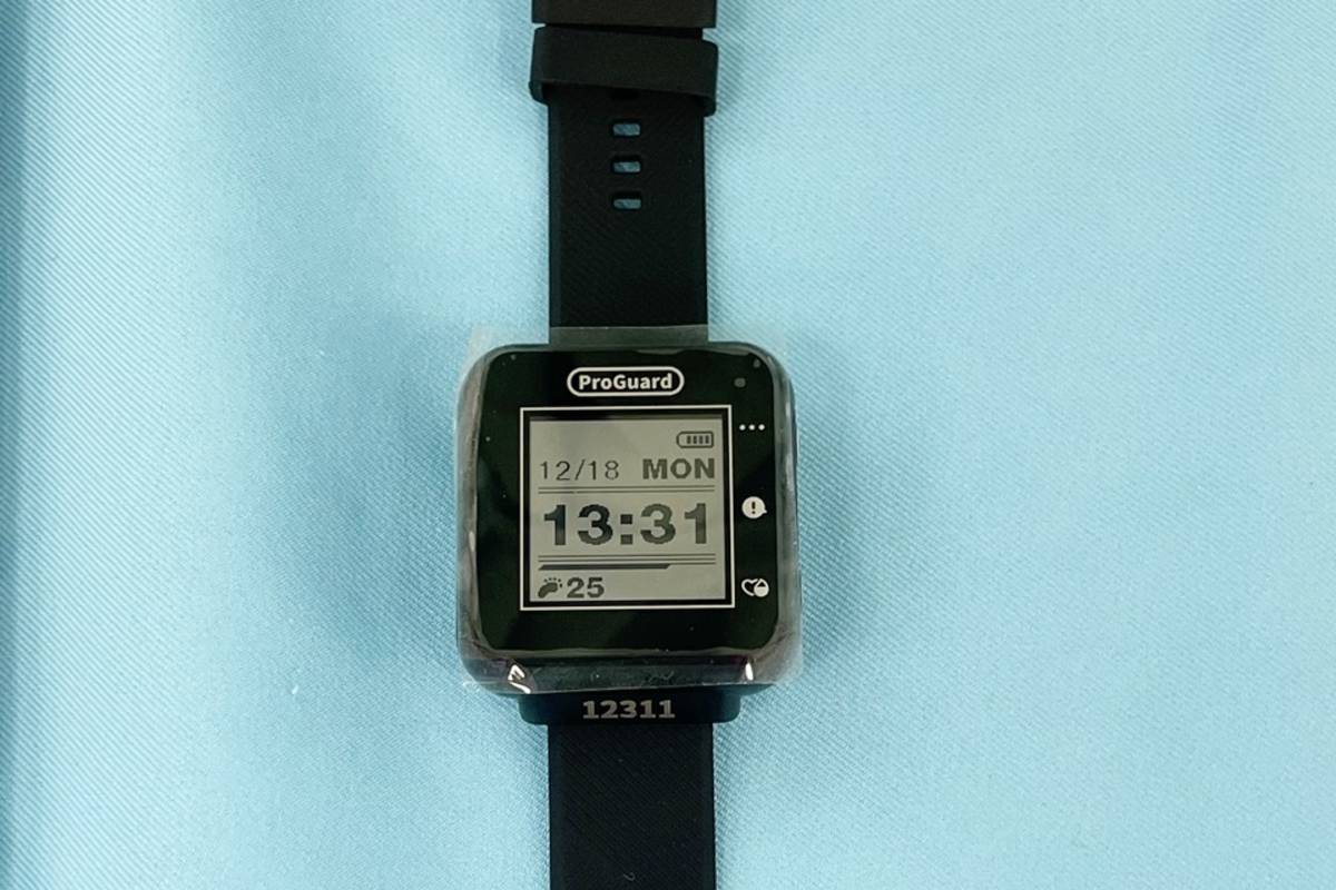 智慧手環可監測健康數據並傳至雲端，以及24小時緊急呼救、GPS定位防走失等功能，今(18)日啟用。