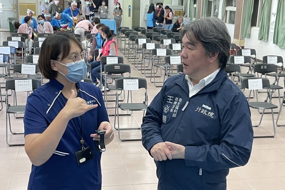 部東社區健康中心張緯梵護理長向王必勝次長說明智慧手環使用方法。