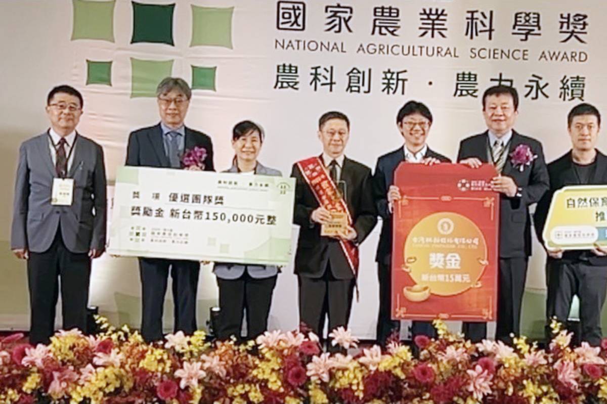 興大生科系林幸助教授（左4）團隊建立自然碳匯量測技術，為2050淨零碳排建置重要基礎資訊。
