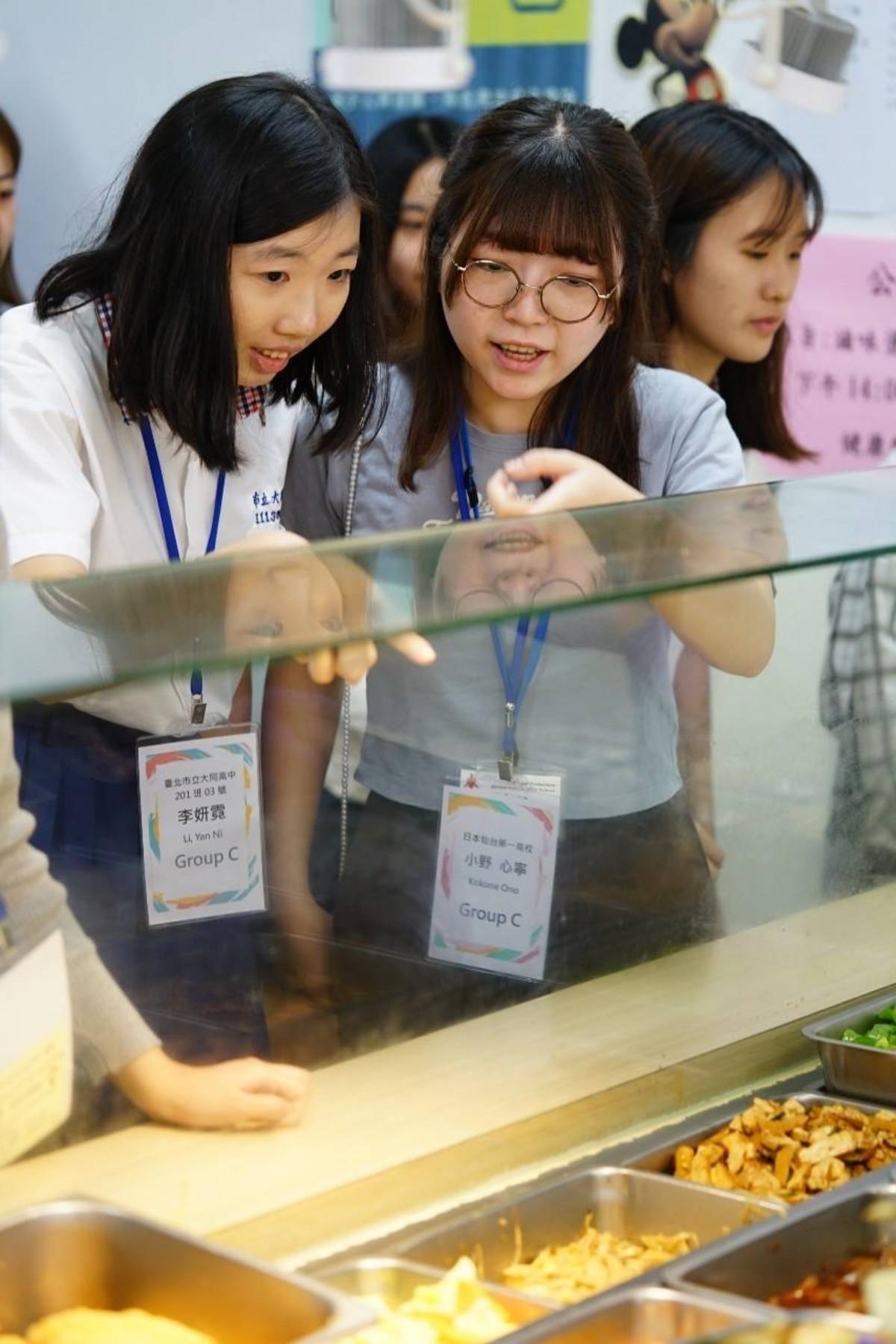 日本學生體驗臺式自助餐