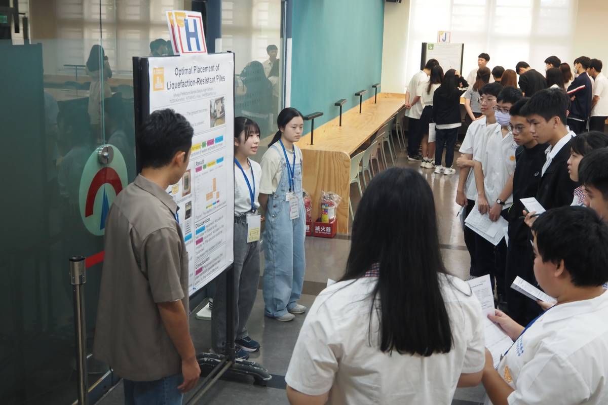 仙台第一高校學生參訪大同高中，與高二英文專修班學生進行全英文科學海報發表