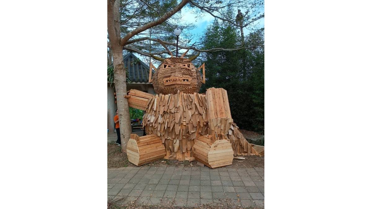 利用廢棄棧板與麻竹筍殼等廢棄物製作的大型地景藝術品