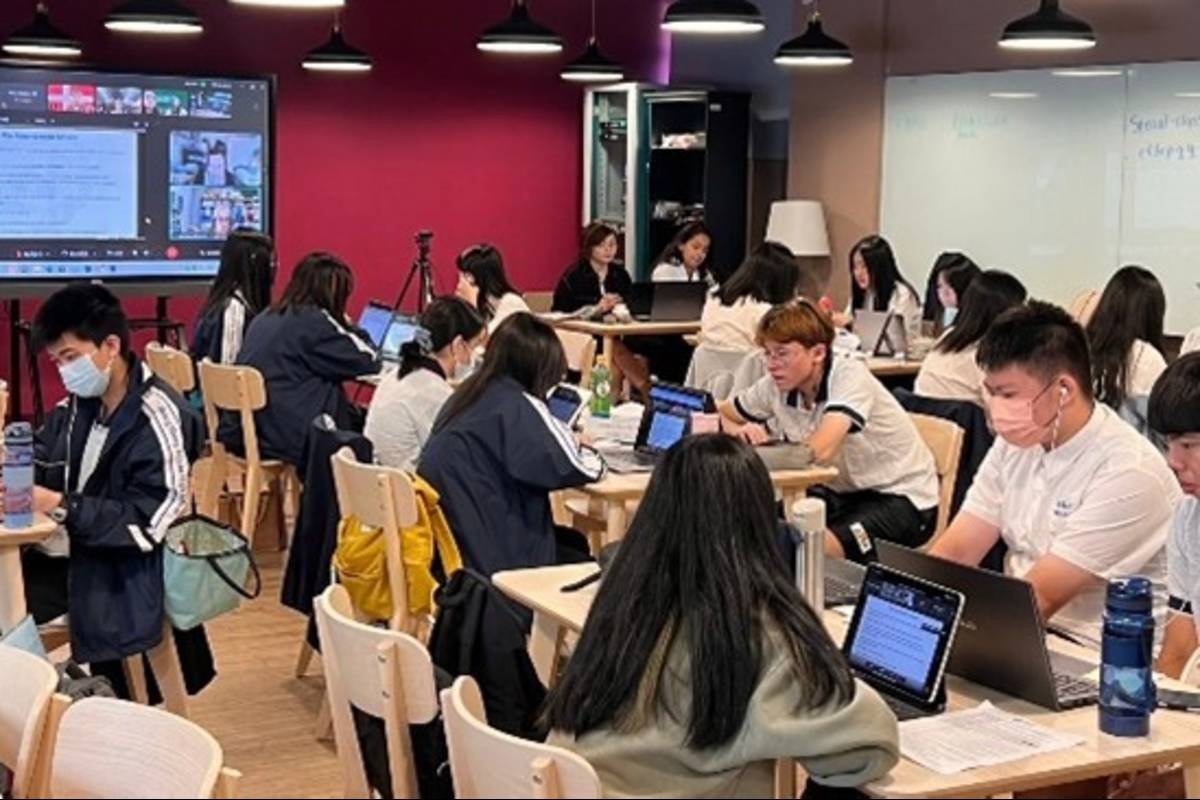 學生聆聽其他國家代表發表立場