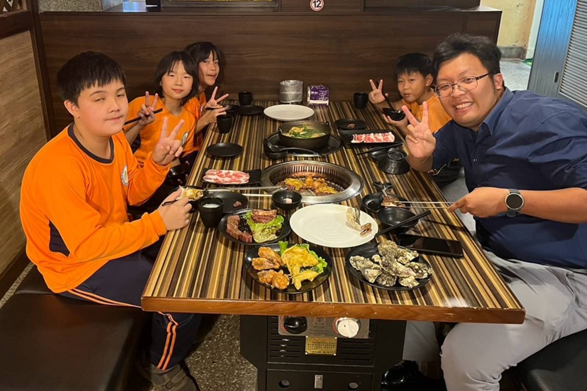 師生享用日式燒肉