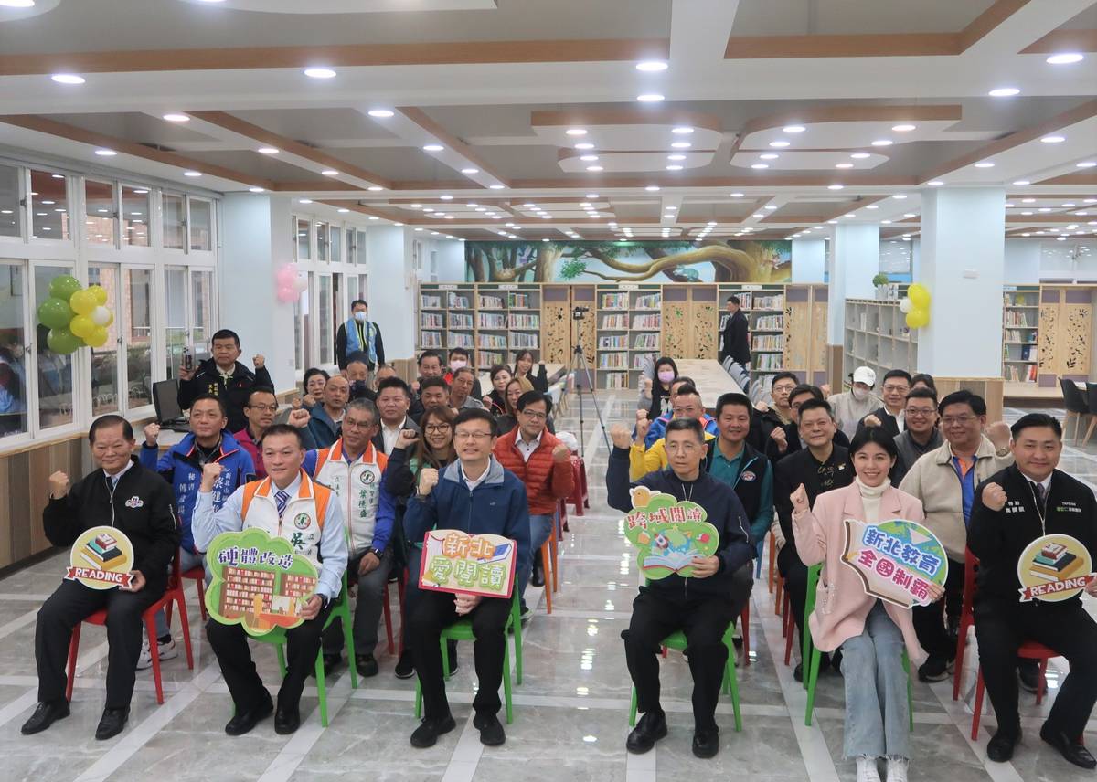 頭前國小六星級圖書館啟用儀式合影 教育局張明文局長(第一排左3)