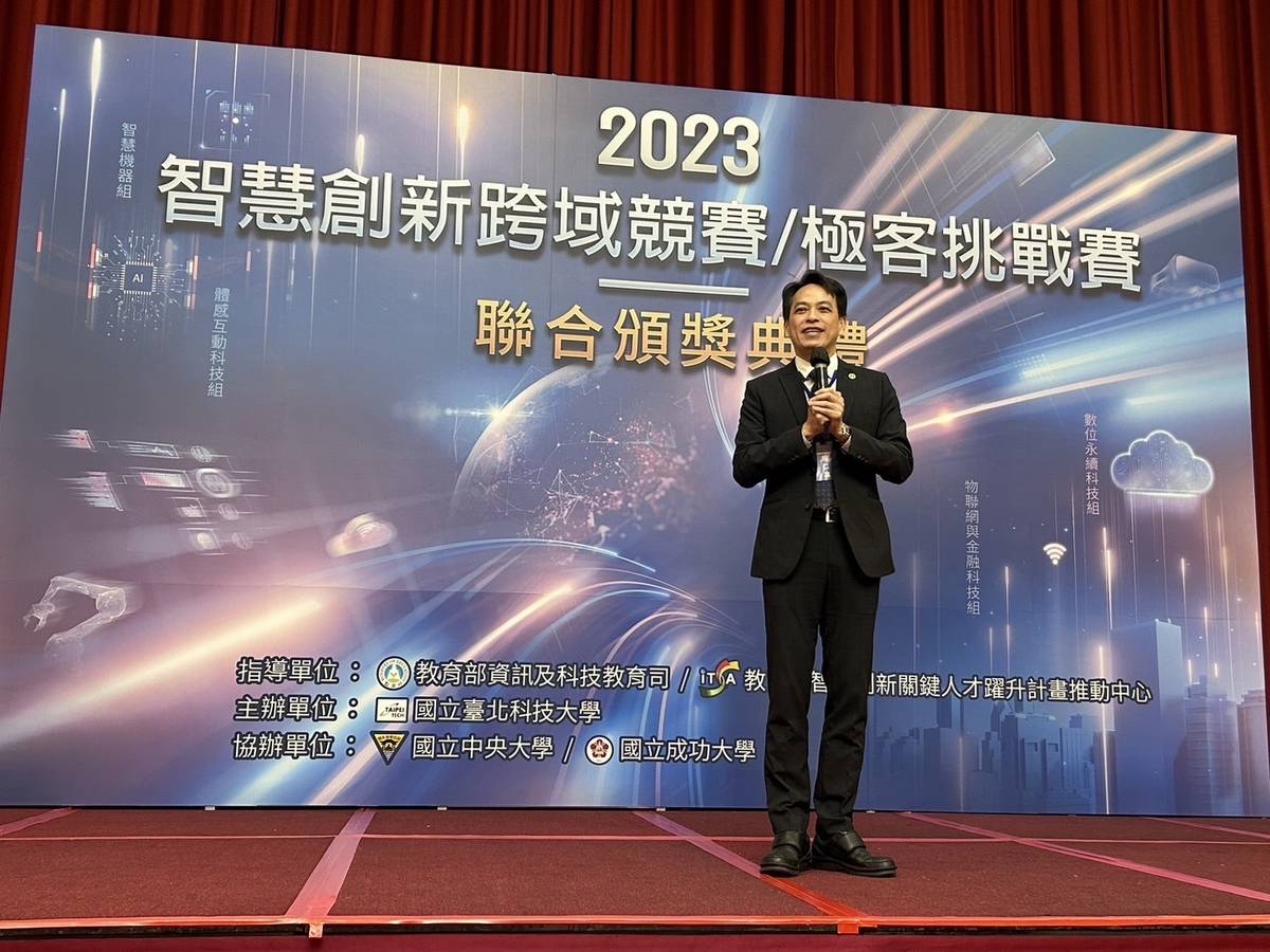 教育部資科司副司長邱仁杰致詞。