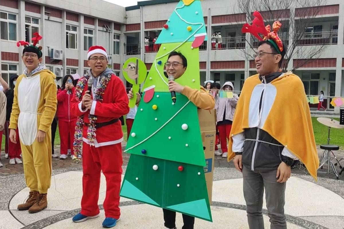 花蓮女中師長扮裝祝賀學生聖誕快樂