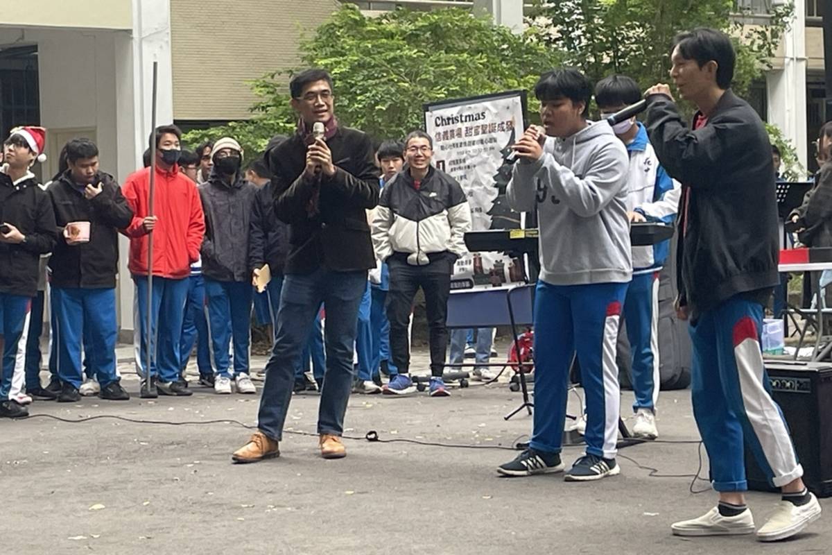 花中校長(左)與熱音社合唱