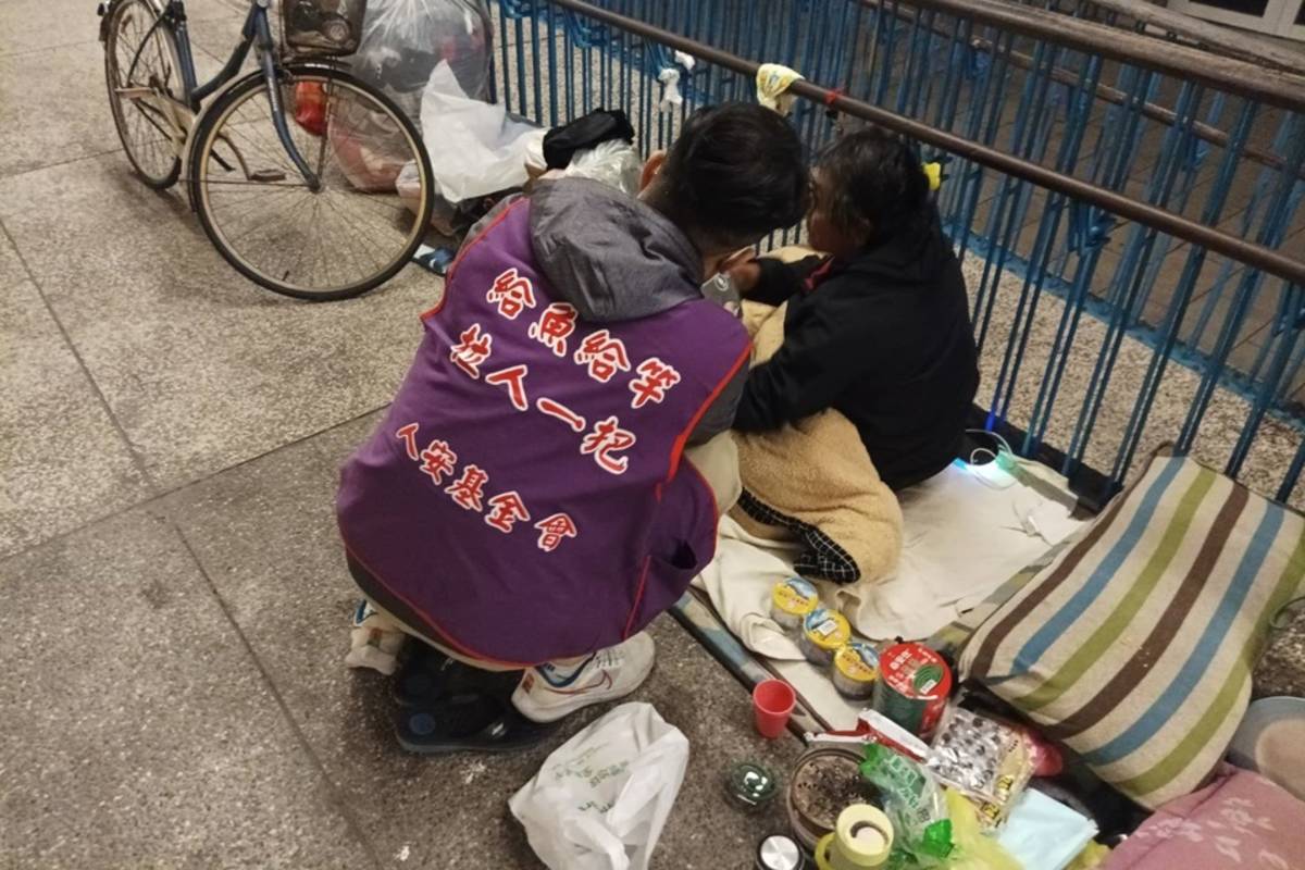 寒流來襲，人安基金會臺東平安站啟動防寒機制，站長翁任賞加強夜訪，發送禦寒物資，助寒士平安過冬。