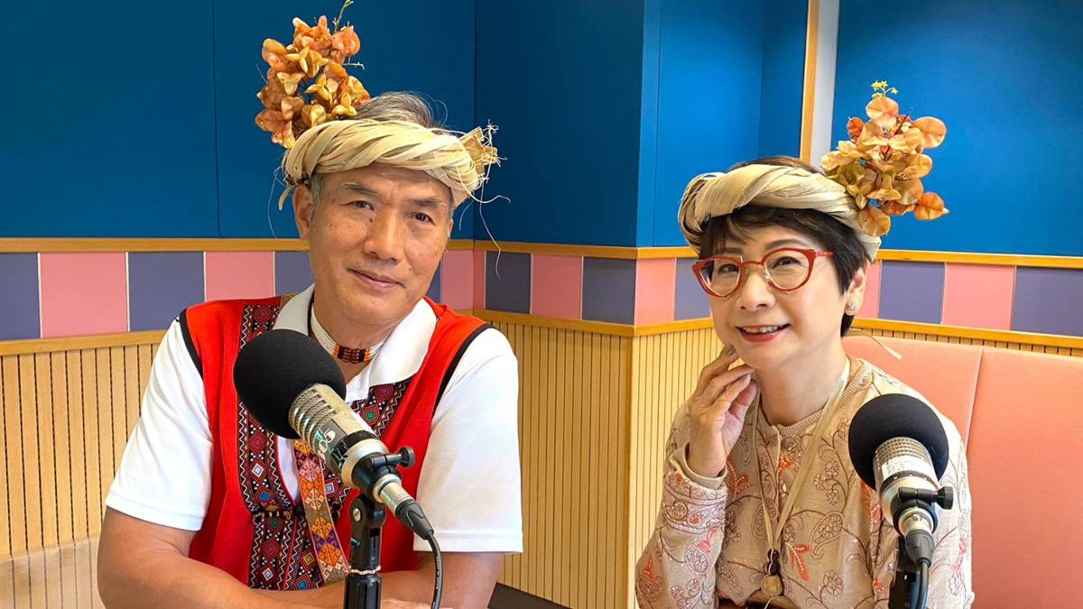 來賓少多宜•篩代團長與主持人葉樹姍合影