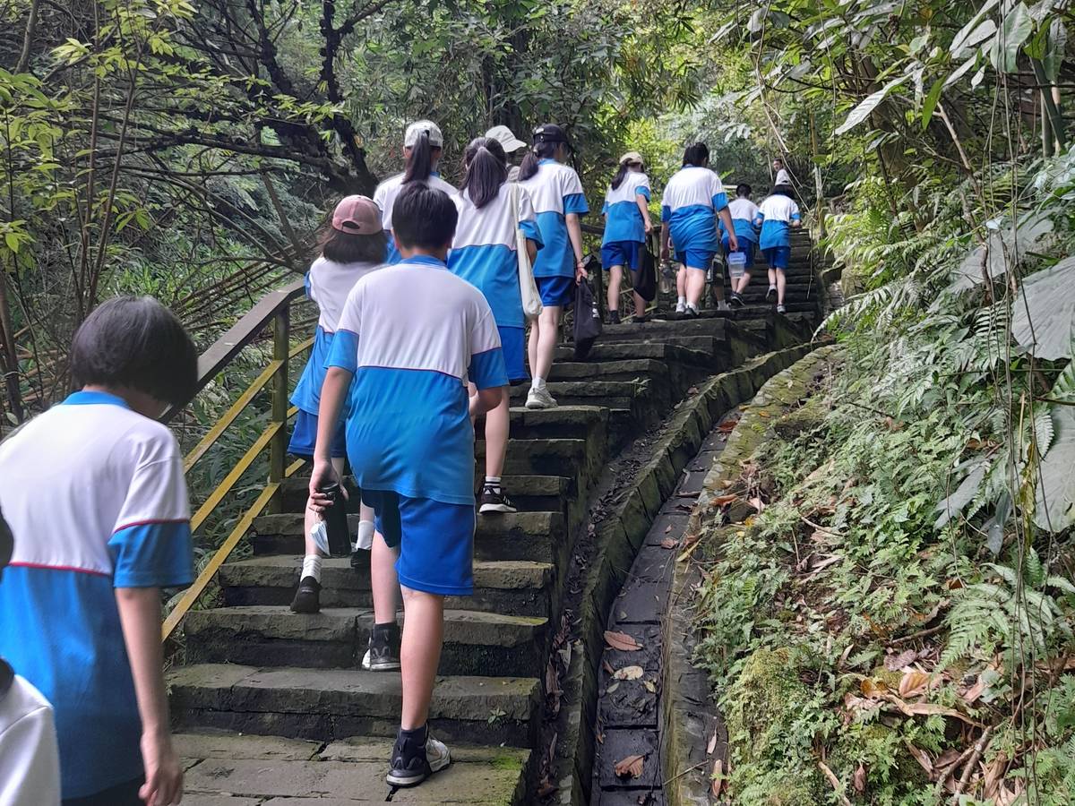 學生漫步古道，體驗自然生態