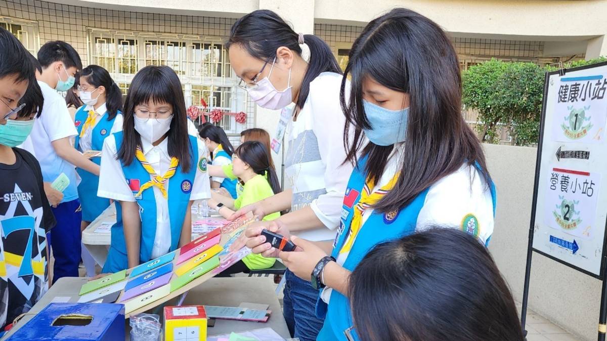 111學年度健康體位特優學校-高雄市立小港國民中學-校慶闖關

111學年度健康體位特優學校-高雄市立小港國民中學，健康飲食計畫加入班級生活守則，用餐時段配合教室視聽設備播放宣導影片，融合品德教育，將飲食與運動的正確觀念深植於孩子心中。不僅有學生運動社團，亦成立多個教師運動團體與社區慢跑社，整體營造生活圈運動氛圍；每週由校長帶領「跑操場」，訓練心肺功能也連帶提升學習效率。健體課程中學習鍛鍊身體肌肉，並了解每個人對於自身體位的想法，導正不良飲食或減重的偏差觀念，運用同儕間善意的力量，彼此提攜成為更懂得維護健康與自信的青少年。

採訪：高雄市立小港國民中學鄭元順校長、 
             健康教育黃明雅老師
