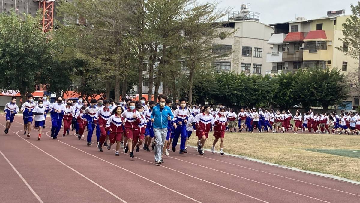 111學年度健康體位特優學校-高雄市立小港國民中學-晨會校長領跑