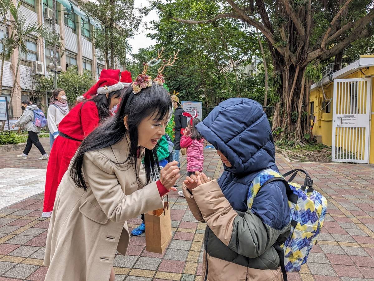 小朋友開口說聲「Merry Christmas！」就可以獲得小禮物