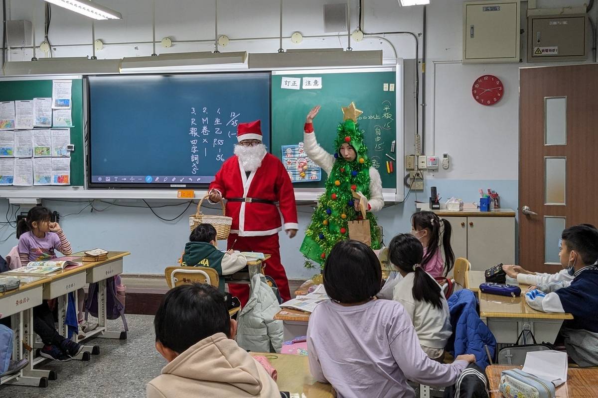 螢橋國小雙語迎聖誕，聖誕老公公進班送祝福