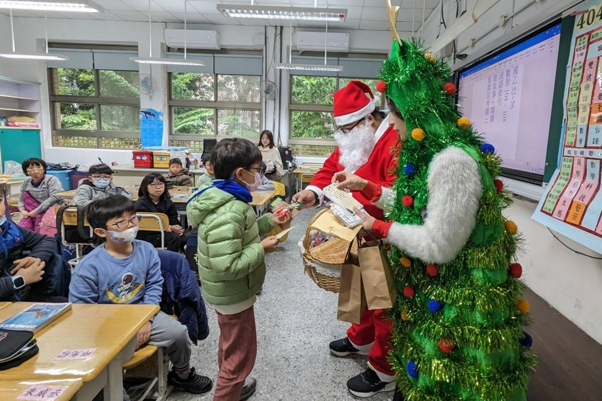 聖誕老公公送卡片和小禮物給小朋友