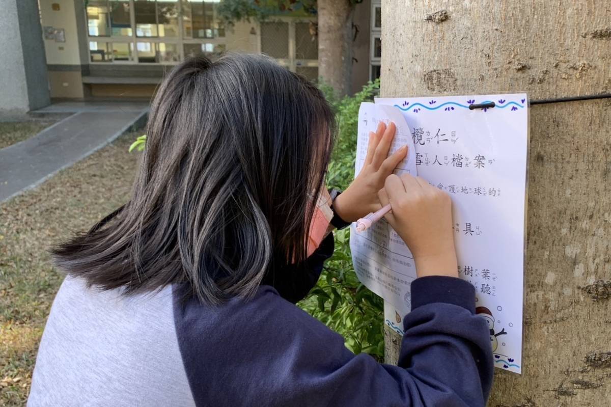 「搶救小雪人大作戰」活動讓小朋友們尋找校園樹木上的小雪人