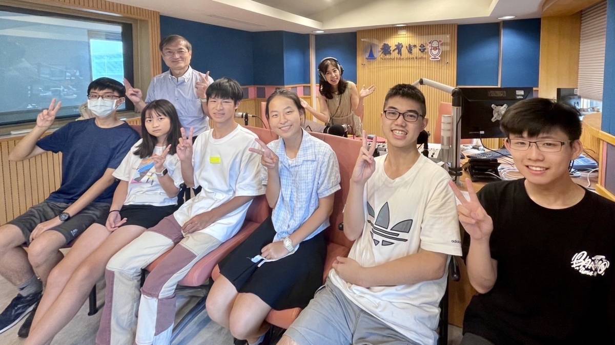 青春創學院主持人端端與師生小幫手們.jpg
