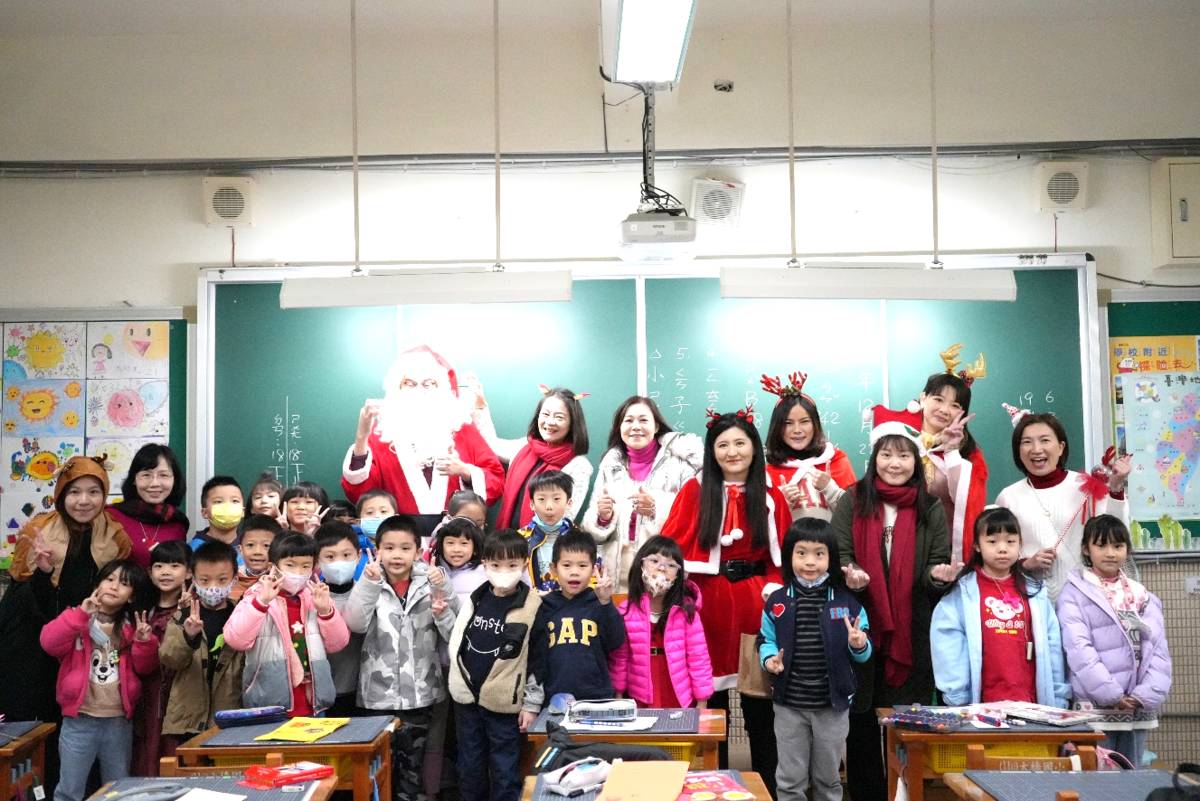 大橋國小報佳音隊伍到各班級傳遞聖誕歡欣