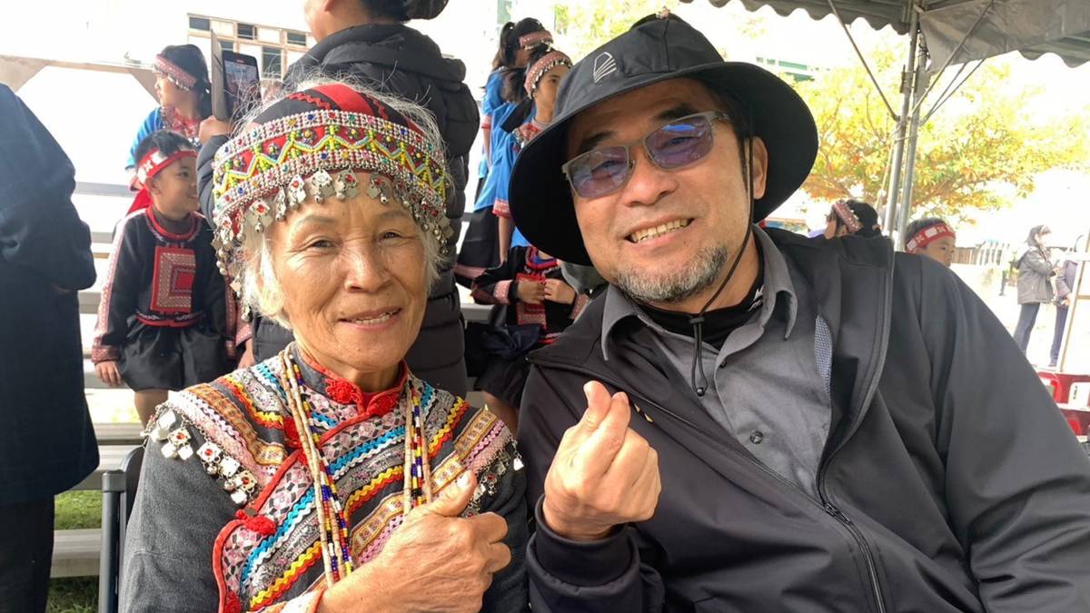 海端國中校長吳宏龍(右)和布農族耆老胡金娘(左)一起照護部落的孩子