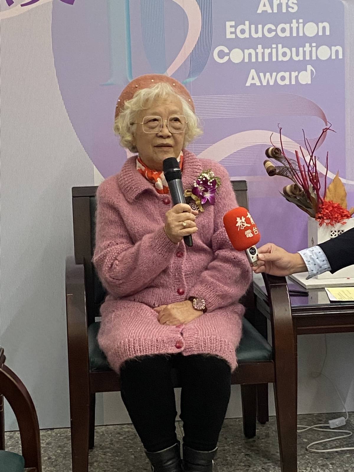 張淑美教授致力推動美術教育，培育許多藝術教育新秀，致力於藝術課程的研究及編撰，開發美術教材。