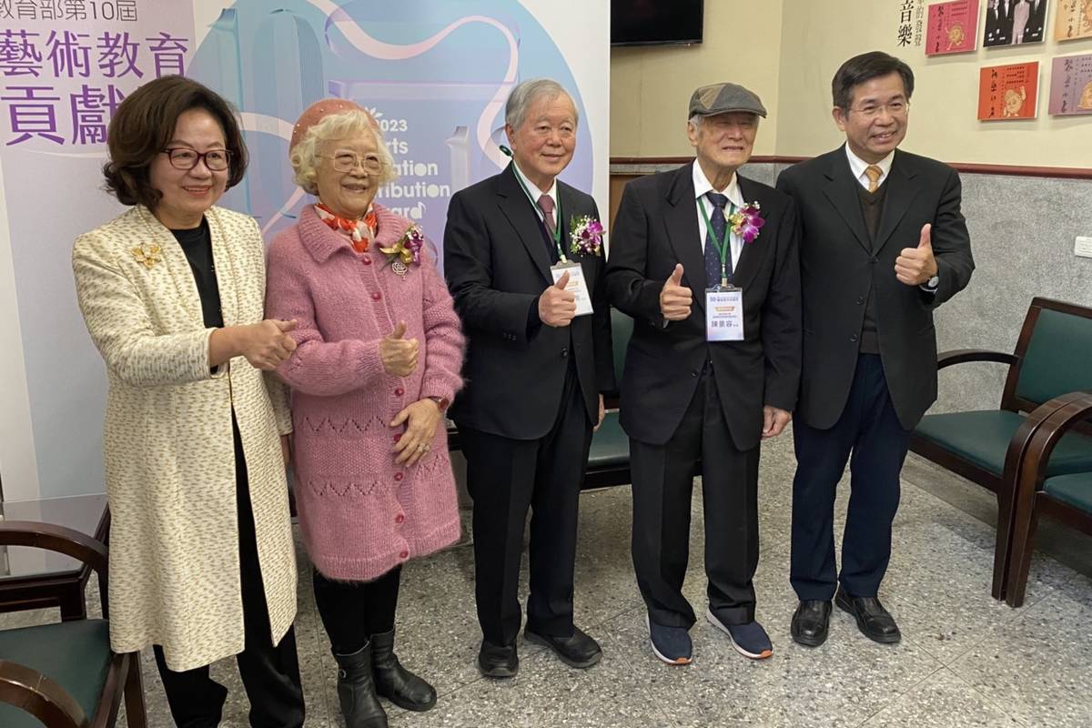 教育部潘部長文忠、陳郁秀召集人與終身成就獎得主陳景容教授、蘇峯男教授及張淑美教授合影。