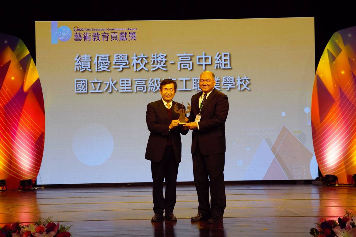 潘部長頒發績優學校。
