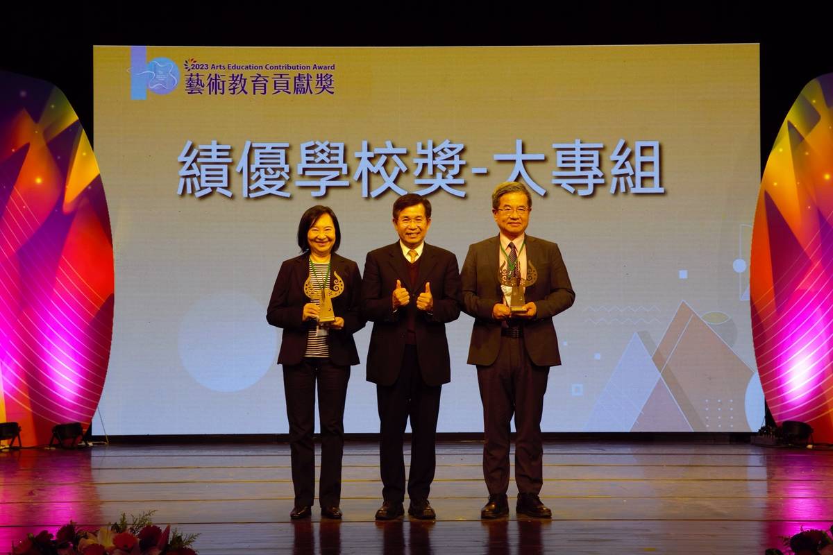 潘部長頒發績優學校。