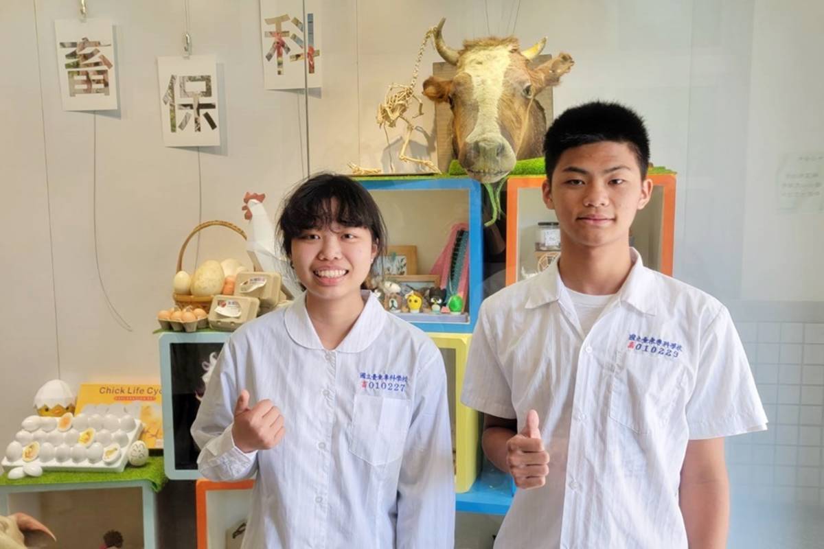 113學年度特殊選才放榜，臺東專科學校畜產保健科學生蔡沁妤(左起)、穆韶輝分別錄取中興大學動物科學系及獸醫學系，寫下創科58年新里程。