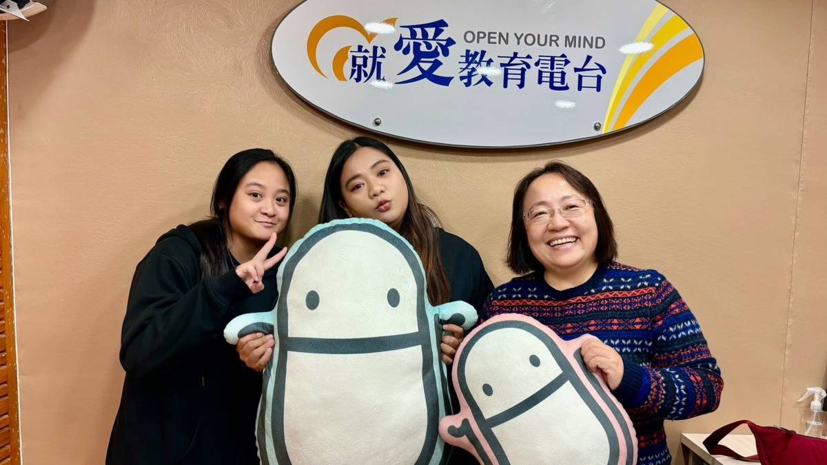 宗文老師與羚溶、子婧同學(右至左)分享製作繪本歷程