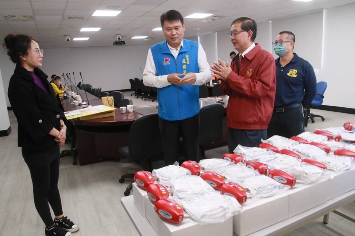 臺東縣消防局獲臺北市臺疆樂善壇捐贈20組ALS自動甦醒器，提升緊急救護品質。