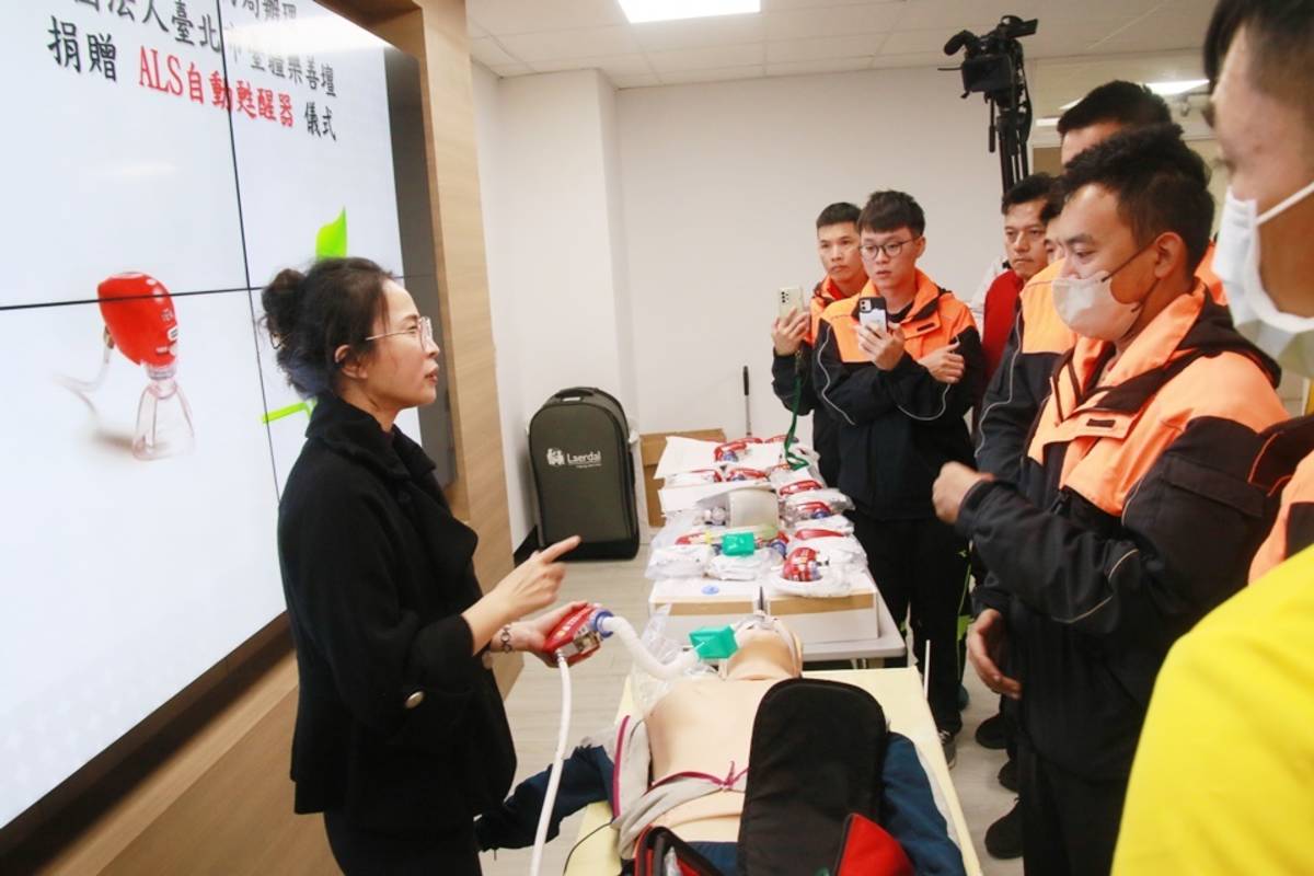 臺東縣消防局獲臺北市臺疆樂善壇捐贈20組ALS自動甦醒器，提升緊急救護品質。