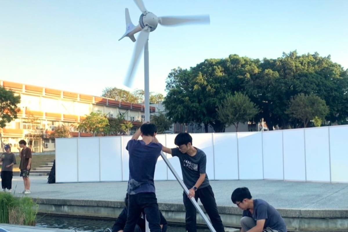 7藏碳蘊漁學生團隊於活動前架設風機之情形。