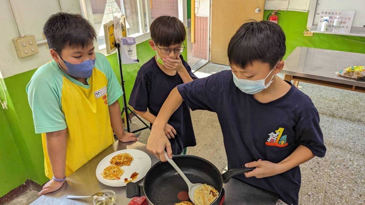 學生製作地瓜煎餅