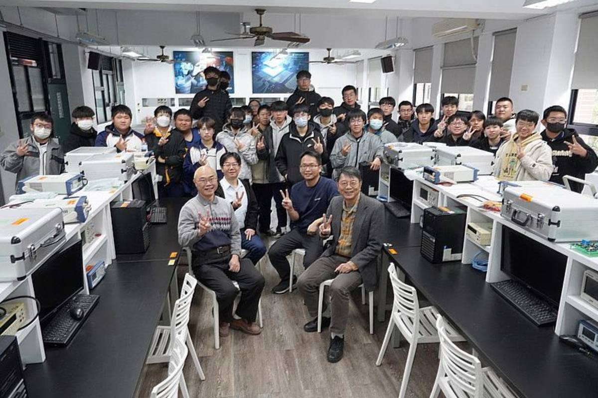 崇實高工學生參觀大葉大學電機系模組化電子電路實驗室（圖源：大葉大學）