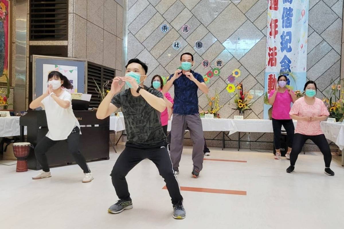 臺東馬偕醫院醫師吳明聰在院內成立「減脂健美社」，陪伴同仁健身、遠離肥胖。