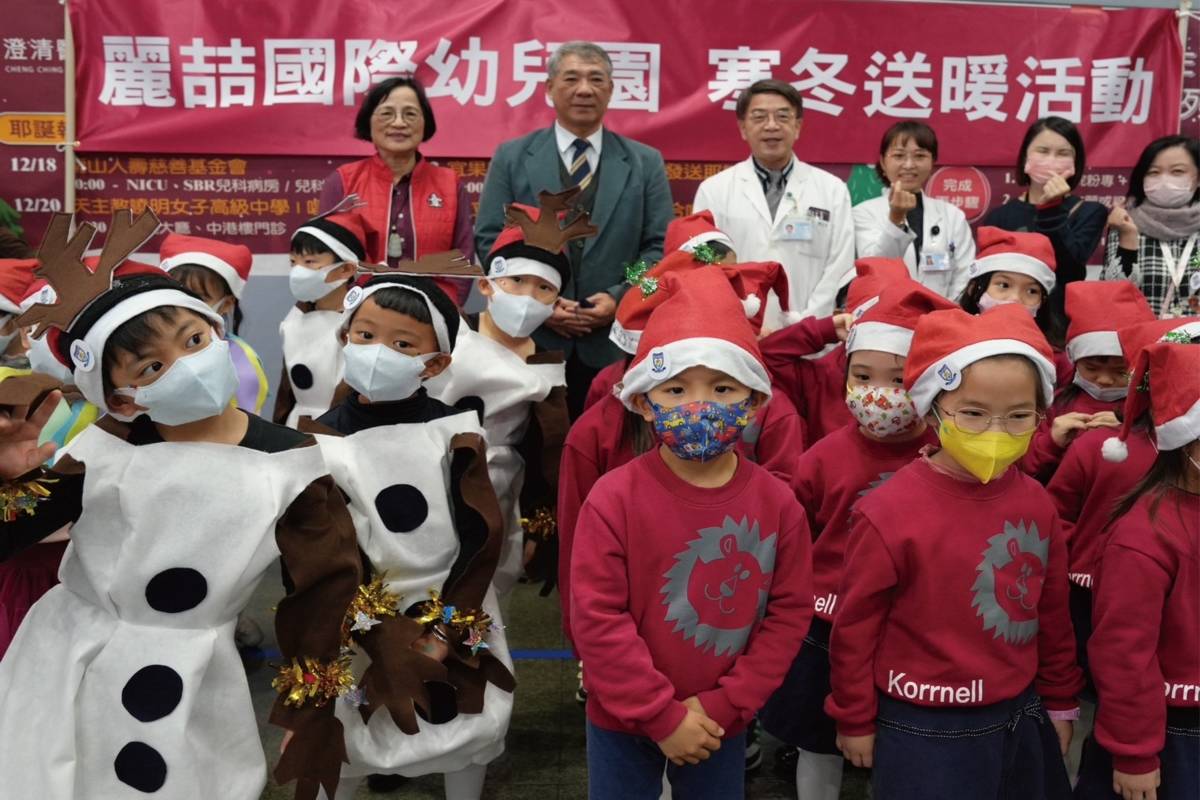 麗喆國際幼兒園與澄清醫院副院長合影。