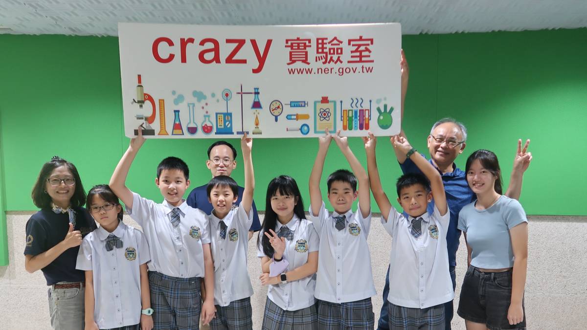 科展團隊師生與主持人(右一、二)合影。
