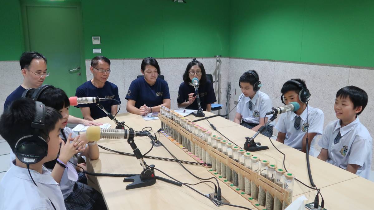 臺中市私立葳格高級中學附設國小科展團隊帶來他們走訪各地海灘的樣本，一字排開超壯觀。