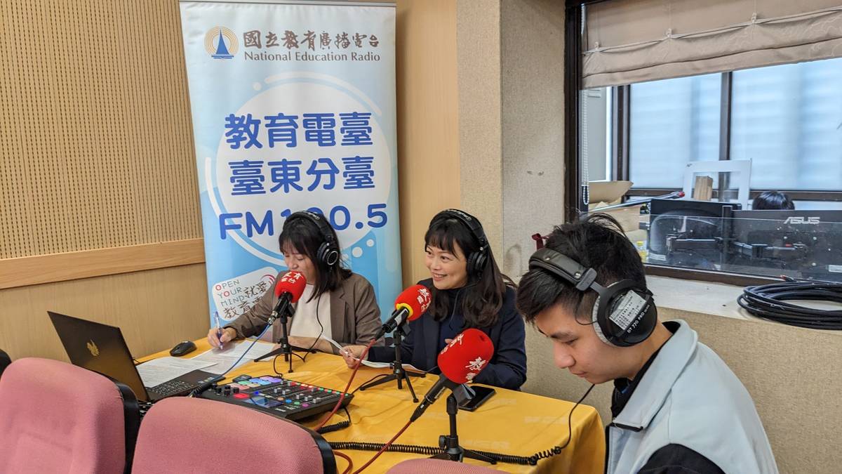 數媒系許喬斐老師(中)分享成果展的亮點