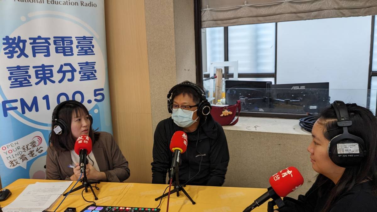 溫卓謀老師(中)介紹山海中心USR計畫的特色