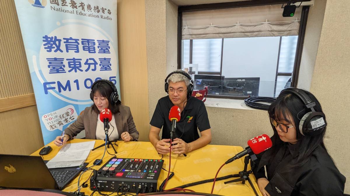 鄭肇祺老師(中)介紹文休系成果展內容