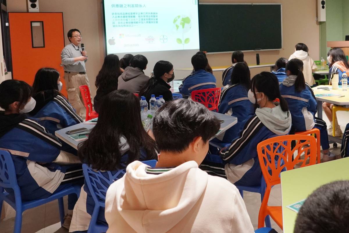 大葉大學消防學程周中祺老師介紹碳盤查與森林碳匯(圖片來源：大葉大學提供)