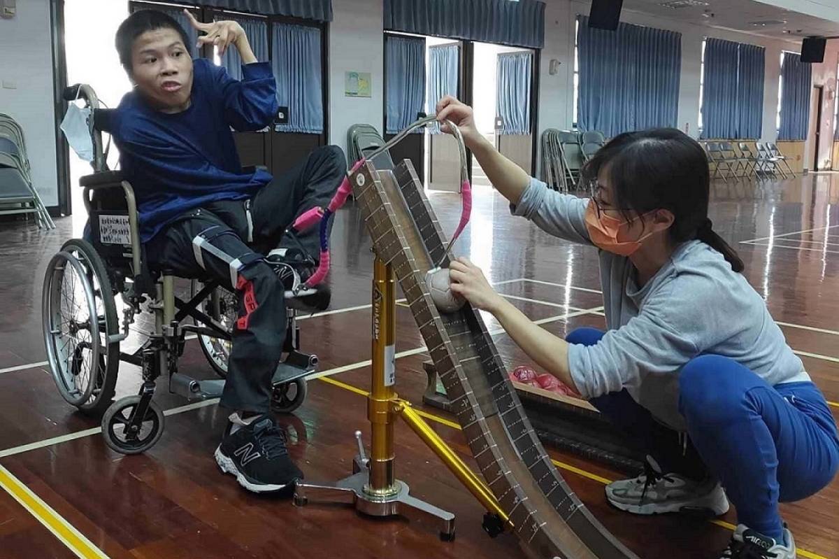 小賢穿戴上出球仗，一圓成為地板滾球選手的夢想