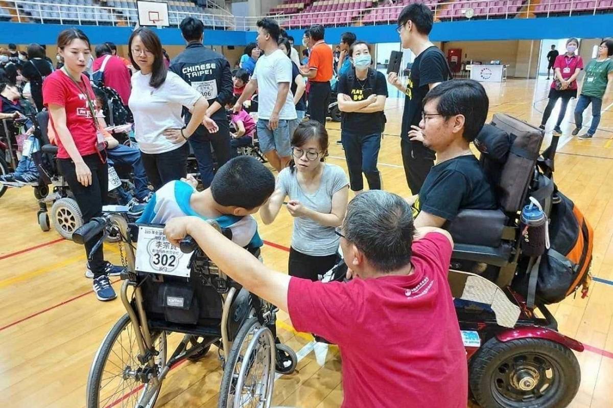 國手簡宗賢（右一）在場邊指導教戰