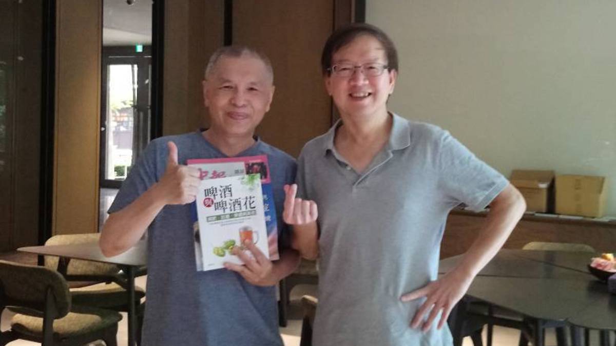 作者與書及友人合照