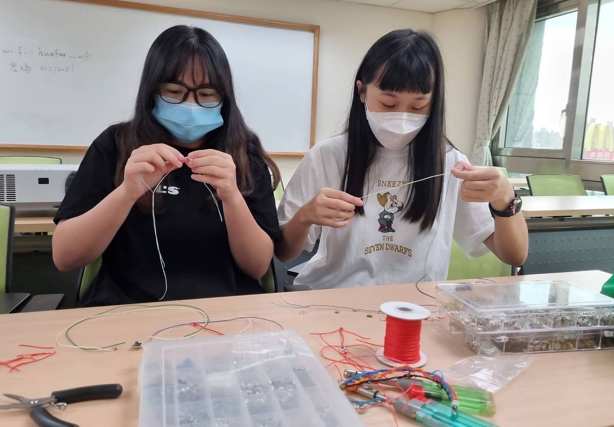 華梵大學辦理蠶絲蠟線手環